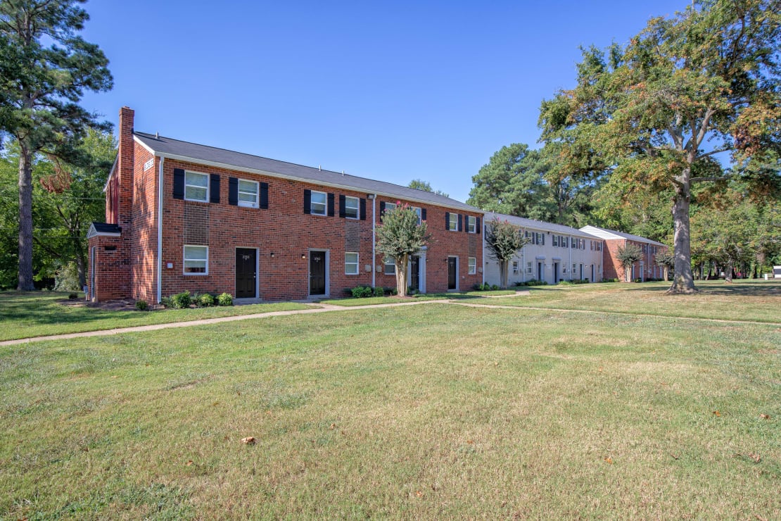 Crystal Lakes Apartments